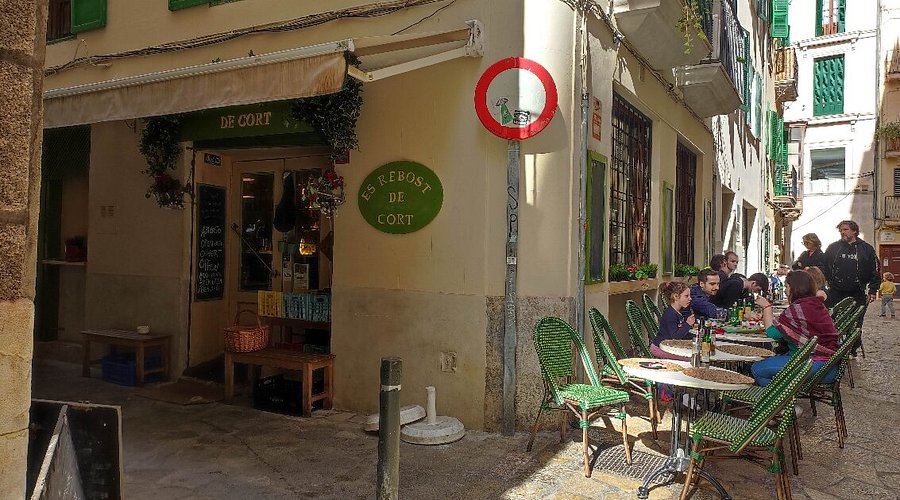 Terraza exterior del restaurante Es Rebost de Cort